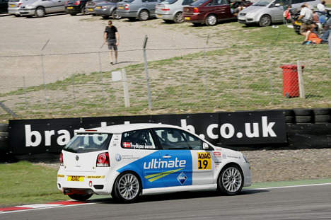Kennie Frydkjær Jensen i bunden af Paddock Hill Bend på Brands Hatch – helt ude ved kanten, hvor han skal være.